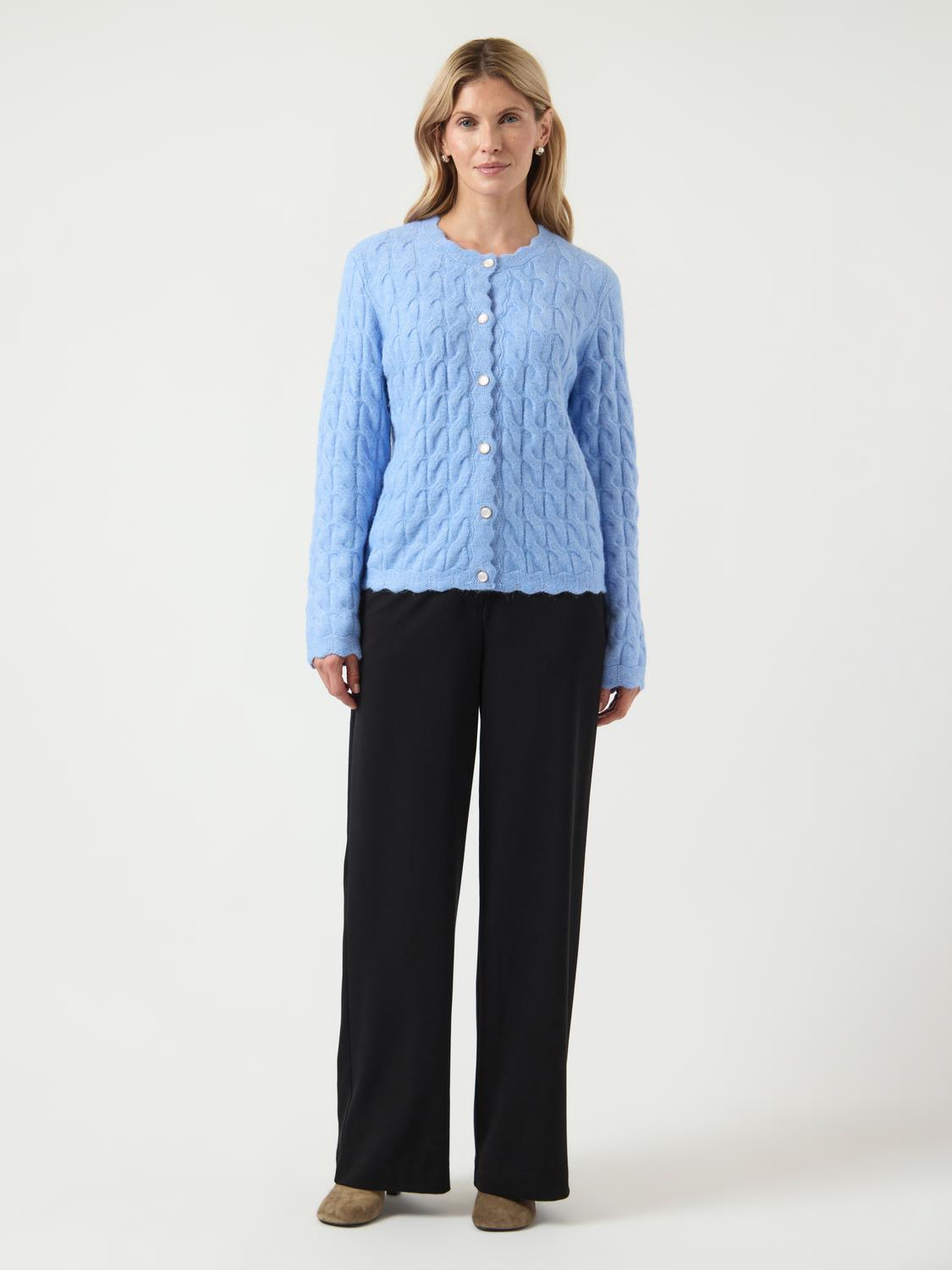 model_shot-front_full